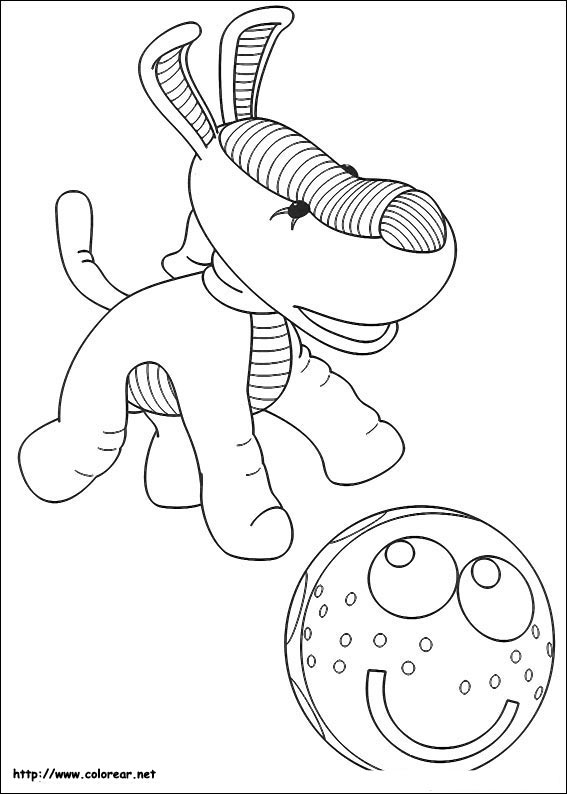 Andy Pandy s'amuse en plein air sous un ciel nuageux