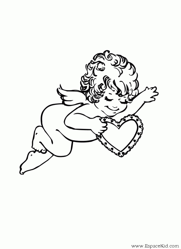 Un ange aux ailes déployées sur fond nuageux