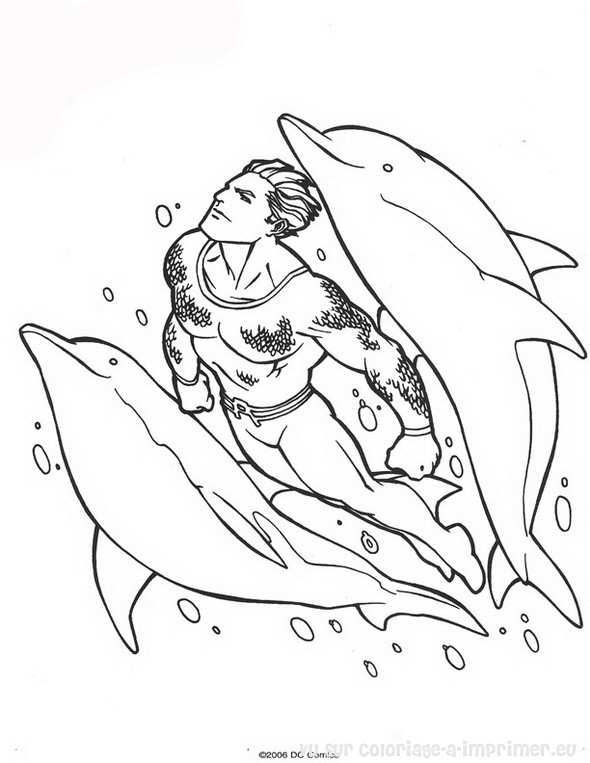 Aquaman brandissant son trident au milieu des vagues