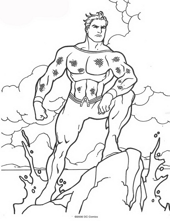 Aquaman brandissant son trident au bord de l'océan