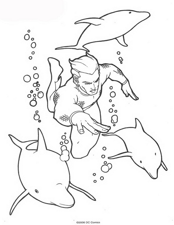 Aquaman brandissant son trident dans l'océan