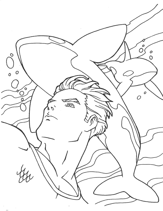 Aquaman en pleine action, brandissant son trident au bord de l'océan