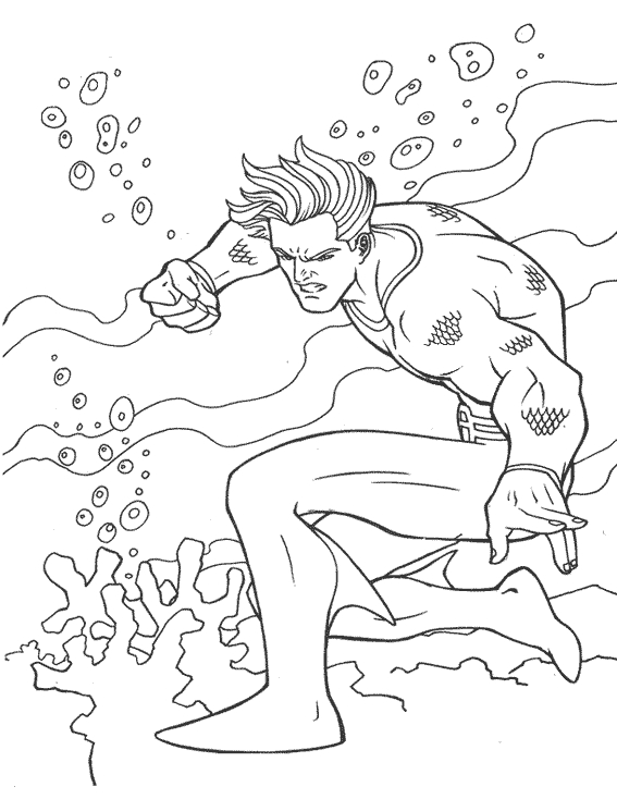 Aquaman brandissant son trident au bord de l'océan
