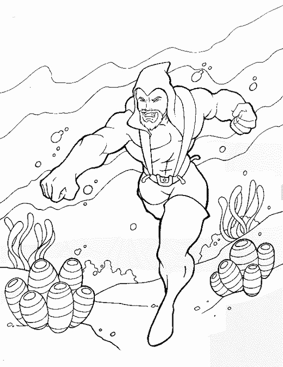 Aquaman brandissant son trident au bord de l'eau