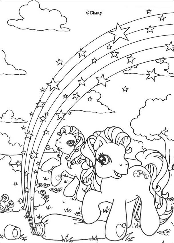Coloriage d'un arc-en-ciel au-dessus d'un paysage nuageux