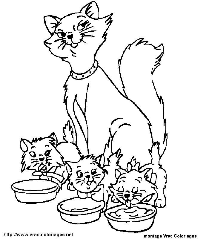Coloriage des Aristochats : Duchess et ses chatons dans un intérieur accueillant