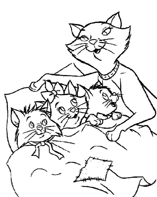 Les Aristochats se reposent sur un coussin moelleux dans un salon chaleureux