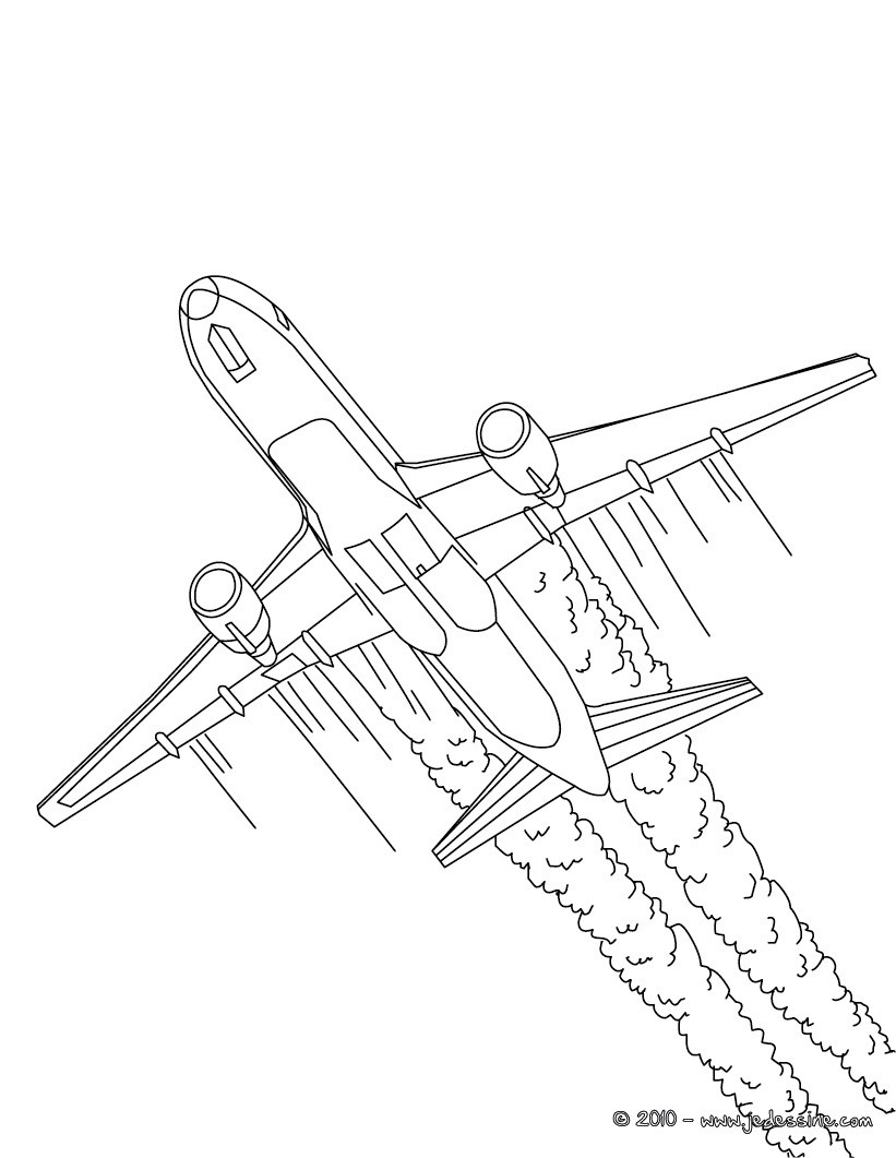 Avion survolant un paysage nuageux