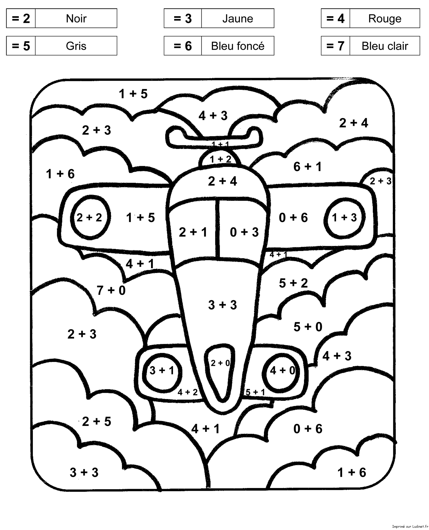 Un avion en plein vol au-dessus des nuages