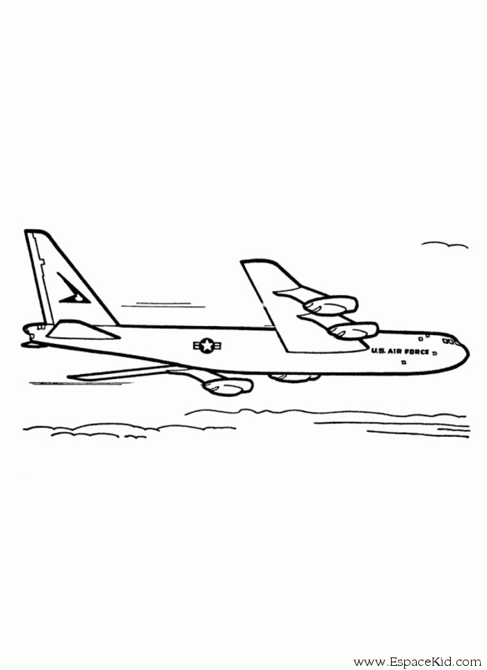 Un avion en plein vol sur un fond nuageux