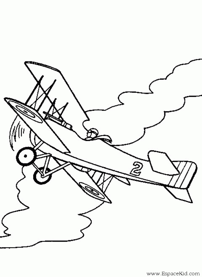 Un avion en plein vol au-dessus des nuages