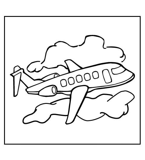 Un avion survolant des nuages dans un ciel ouvert