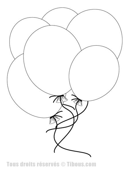 Coloriage d'un ballon coloré flottant dans un ciel dégagé