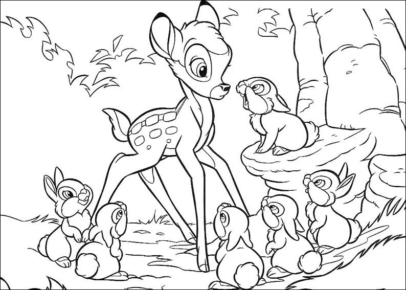 Bambi se tient dans la forêt, entouré d'arbres et de fleurs
