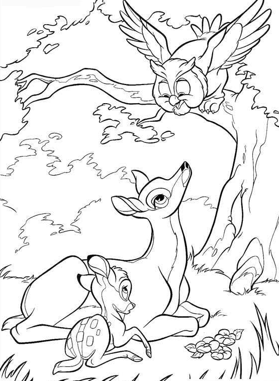 Bambi courant dans la forêt avec des arbres en arrière-plan