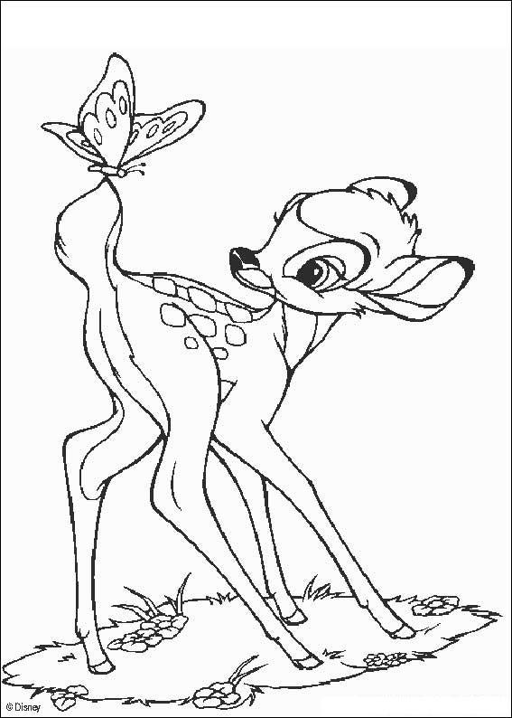 Bambi se repose paisiblement sous un arbre dans la forêt