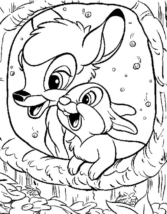 Bambi se tient paisiblement dans une clairière boisée
