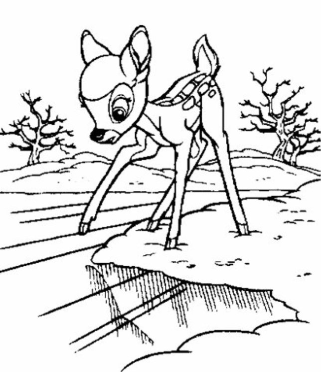 Bambi se tient dans une clairière entourée d'arbres