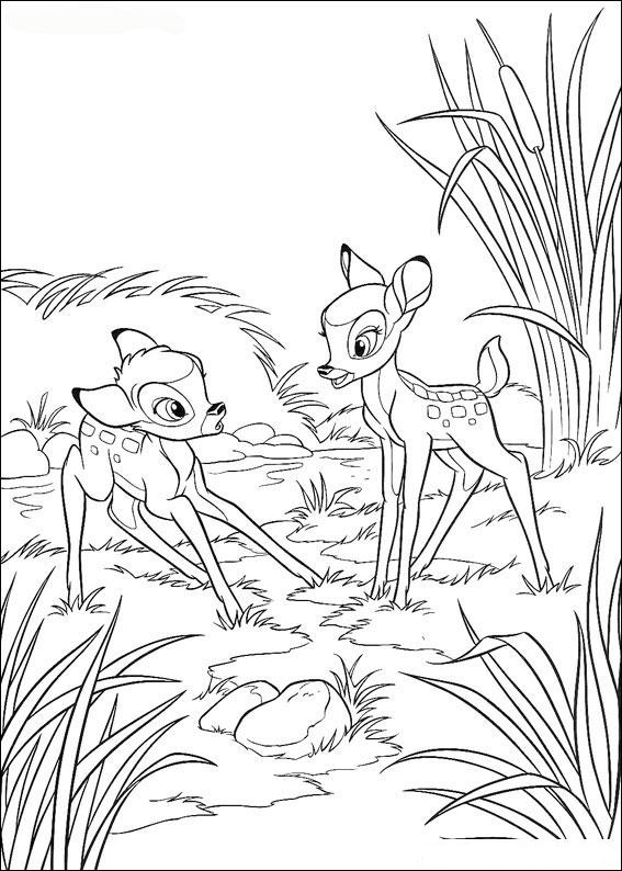 Bambi se reposant paisiblement dans la forêt