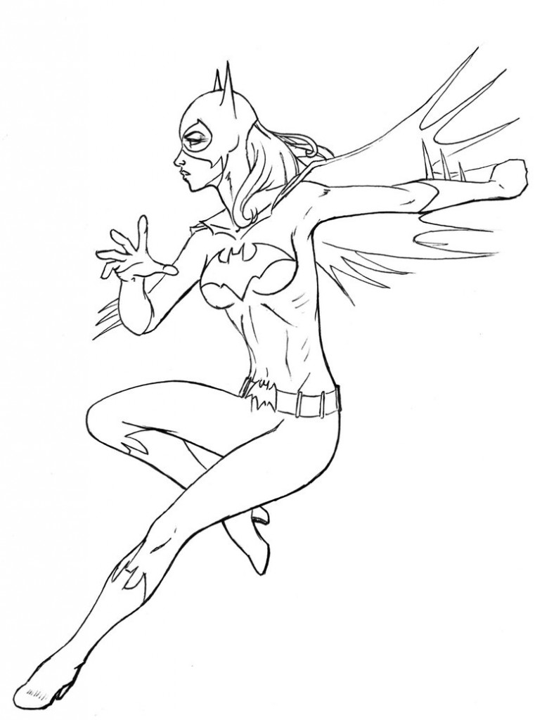 Batgirl prête à l'action dans un décor urbain