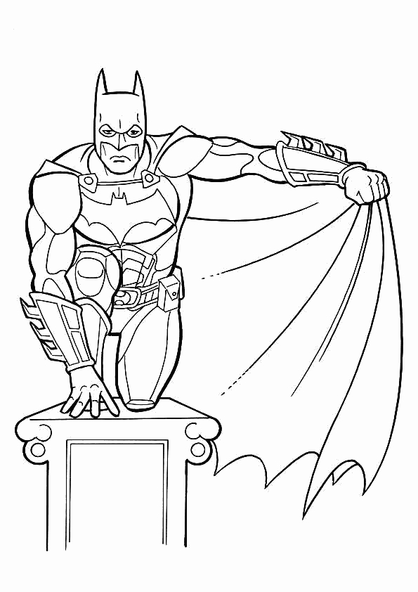 Batman en pleine action face à un ennemi dans un décor urbain