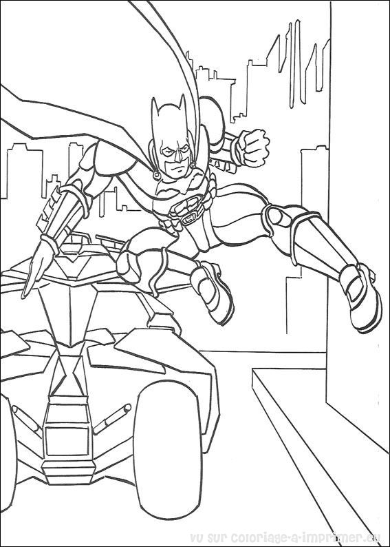 Batman en pleine action face à un ennemi dans une ville sombre