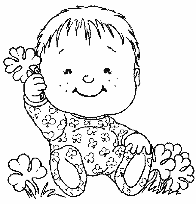 Un bébé souriant tenant un jouet au milieu d'un décor simple