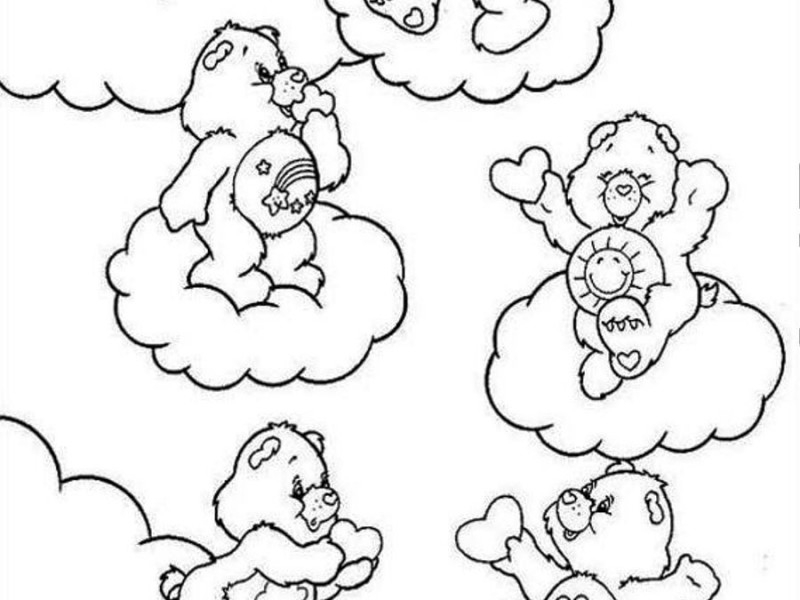 Un bisounours calinours entouré de nuages et d'étoiles