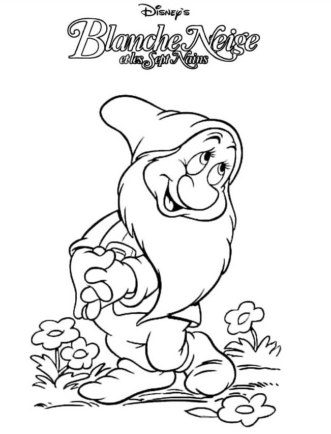 Blanche-Neige et les Sept Nains en pleine forêt