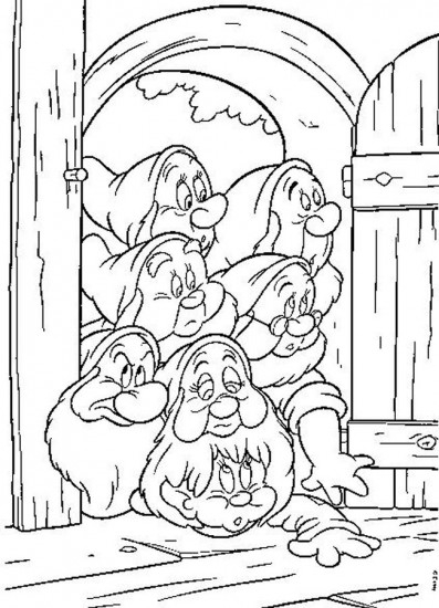 Blanche-Neige et les Sept Nains dans la forêt