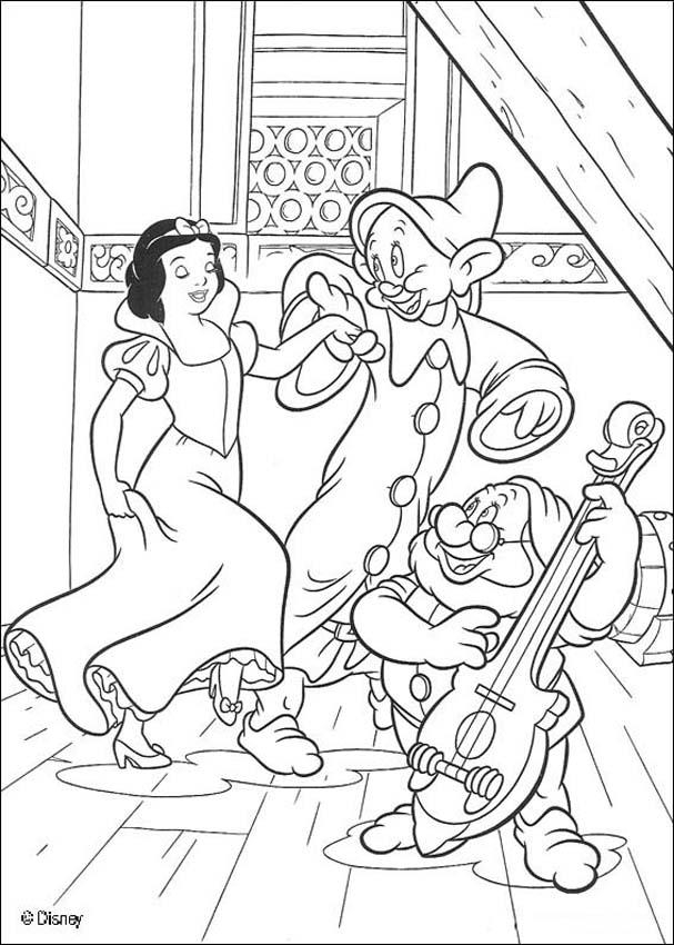 Blanche-Neige et les Sept Nains dans la forêt