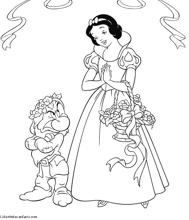 Blanche-Neige et les Sept Nains en pleine forêt