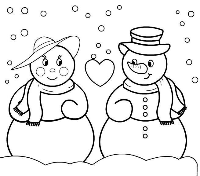 Un bonhomme de neige souriant dans un paysage hivernal