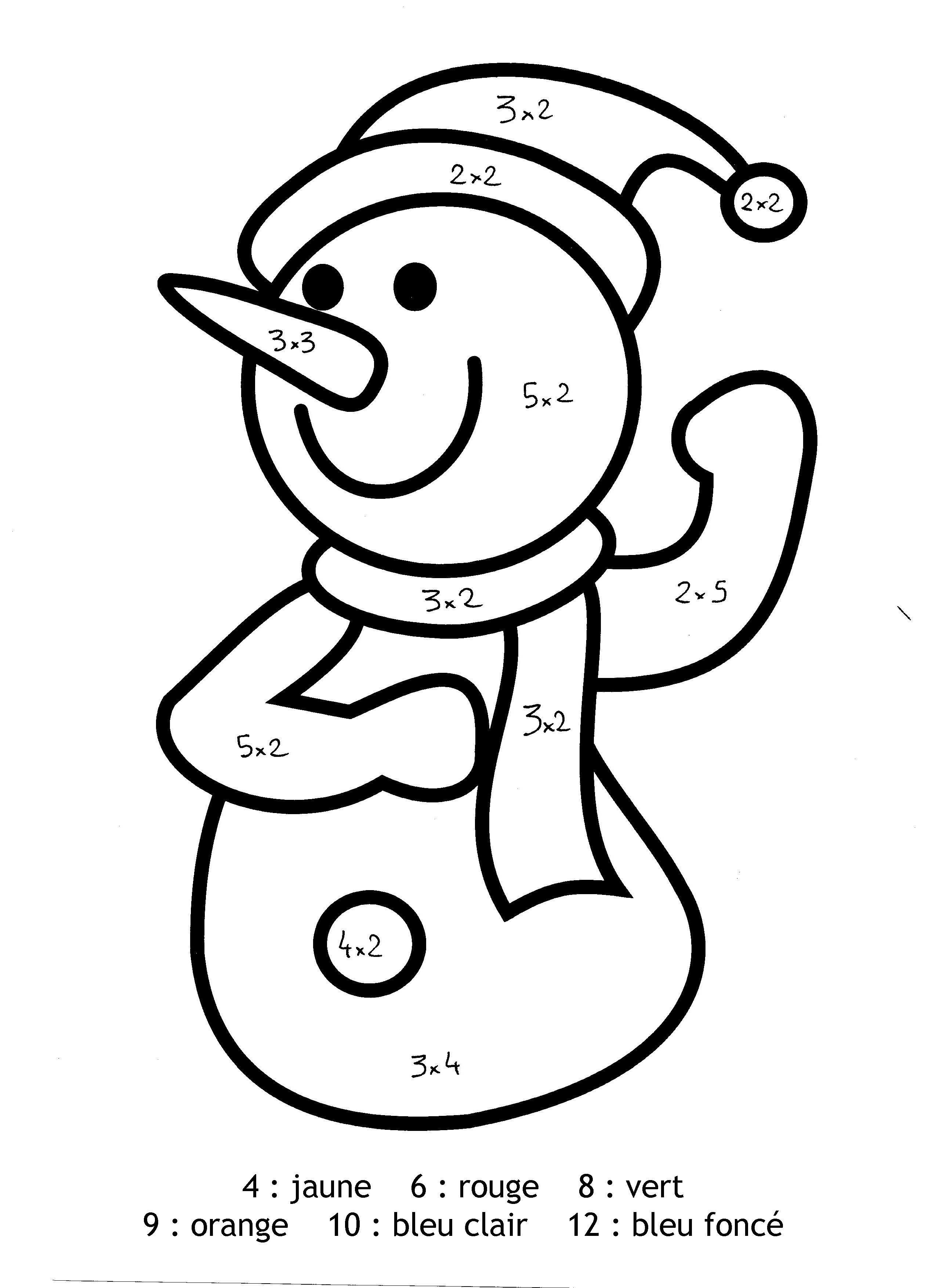 Un bonhomme de neige souriant dans un paysage hivernal