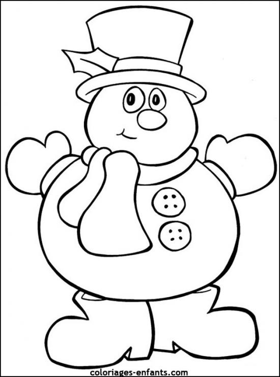 Un bonhomme de neige joyeux au cœur d'un paysage hivernal