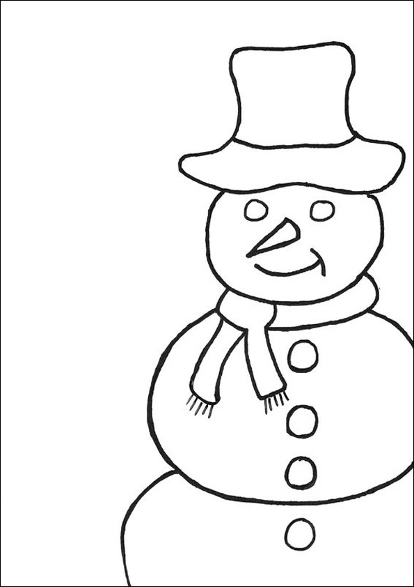 Un bonhomme de neige souriant dans un paysage hivernal