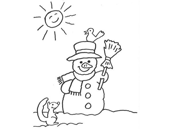 Bonhomme de neige joyeux avec accessoires festifs dans un paysage hivernal