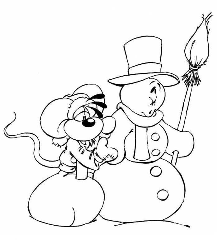Bonhomme de neige souriant dans un paysage hivernal