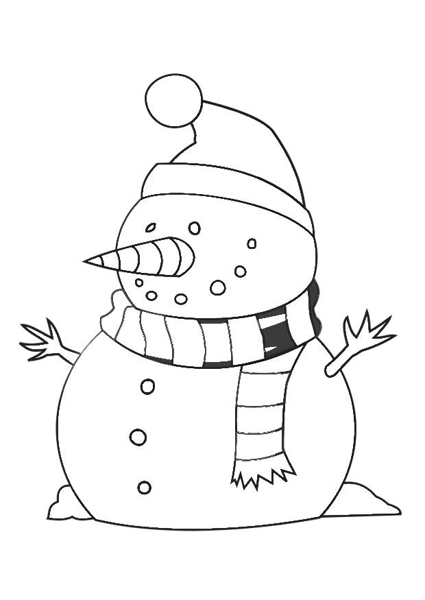 Un bonhomme de neige souriant dans un décor hivernal