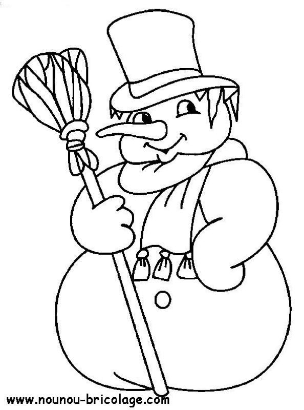 Un bonhomme de neige joyeux entouré d'un paysage hivernal
