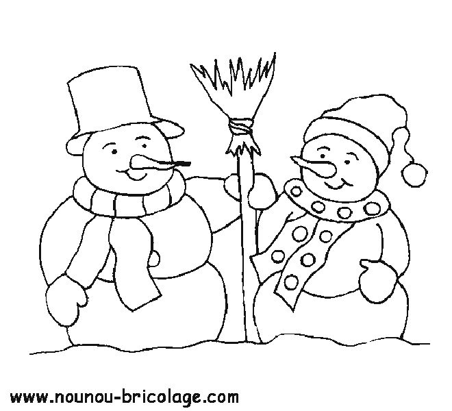 Bonhomme de neige souriant sous une écharpe colorée dans un paysage hivernal