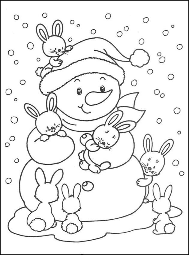 Un bonhomme de neige souriant sous un ciel hivernal