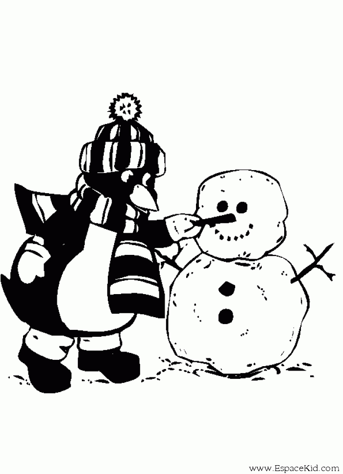 Bonhomme de neige souriant avec accessoires festifs dans un paysage hivernal