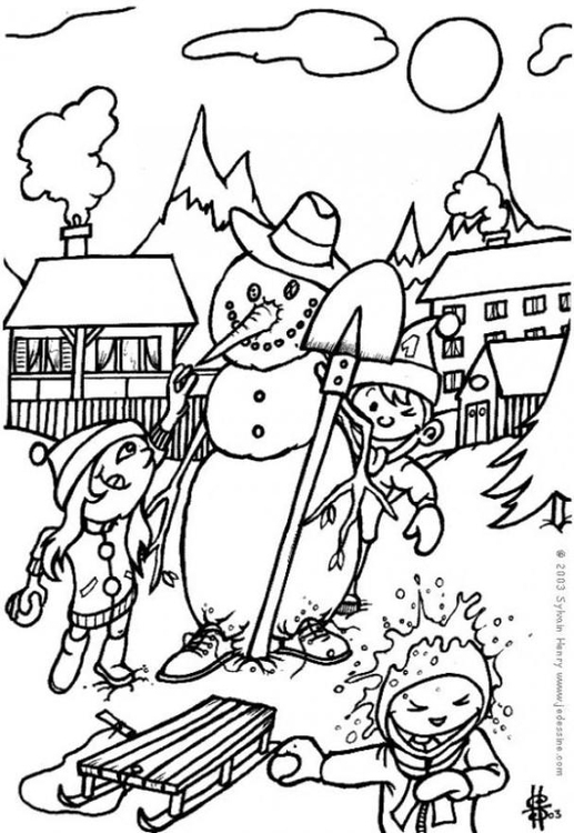 Un bonhomme de neige souriant dans un paysage hivernal