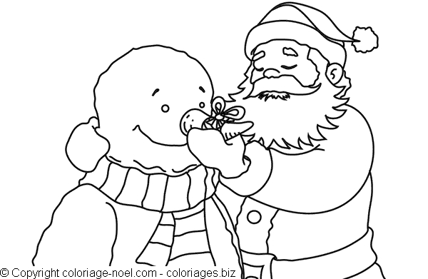Un bonhomme de neige souriant dans un paysage hivernal