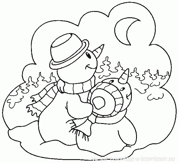 Bonhomme de neige joyeux entouré d'un paysage hivernal