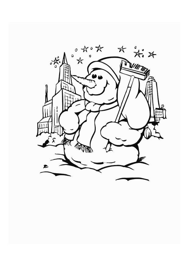 Bonhomme de neige souriant avec une écharpe dans un paysage hivernal