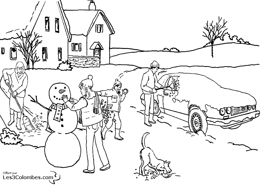 Un bonhomme de neige souriant sous un ciel hivernal