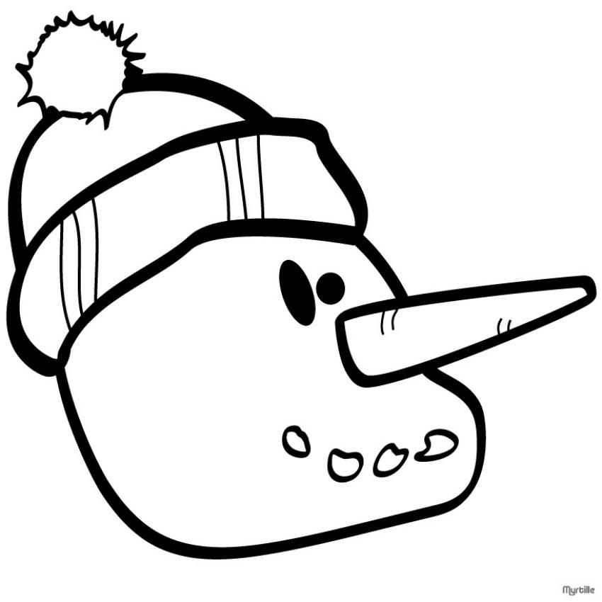 Un bonhomme de neige souriant entouré d'un décor hivernal
