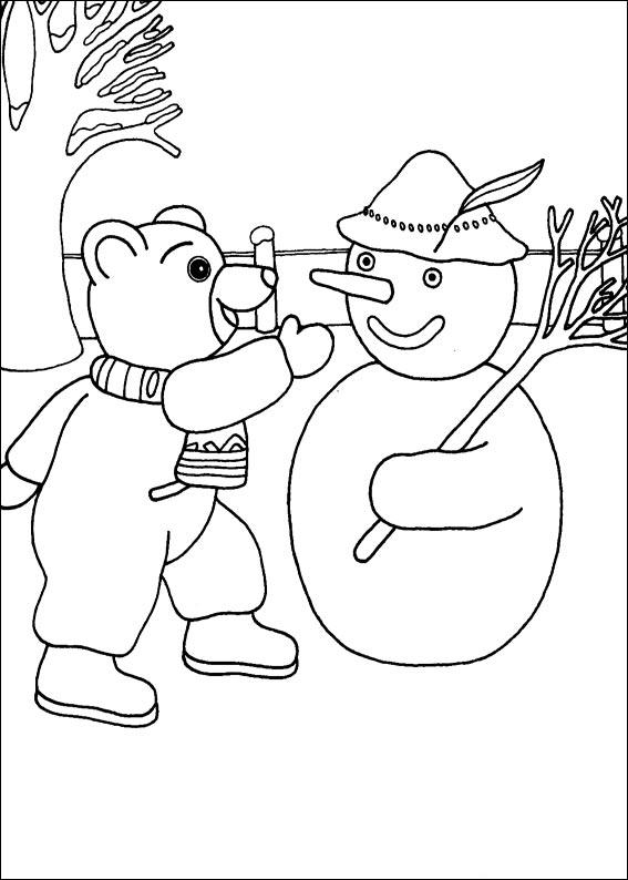 Un bonhomme de neige joyeux sous un ciel d'hiver